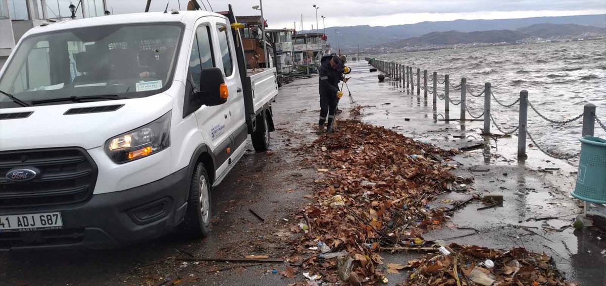 Kocaeli'de lodosun ardından sahillerde 100 kamyon atık toplandı