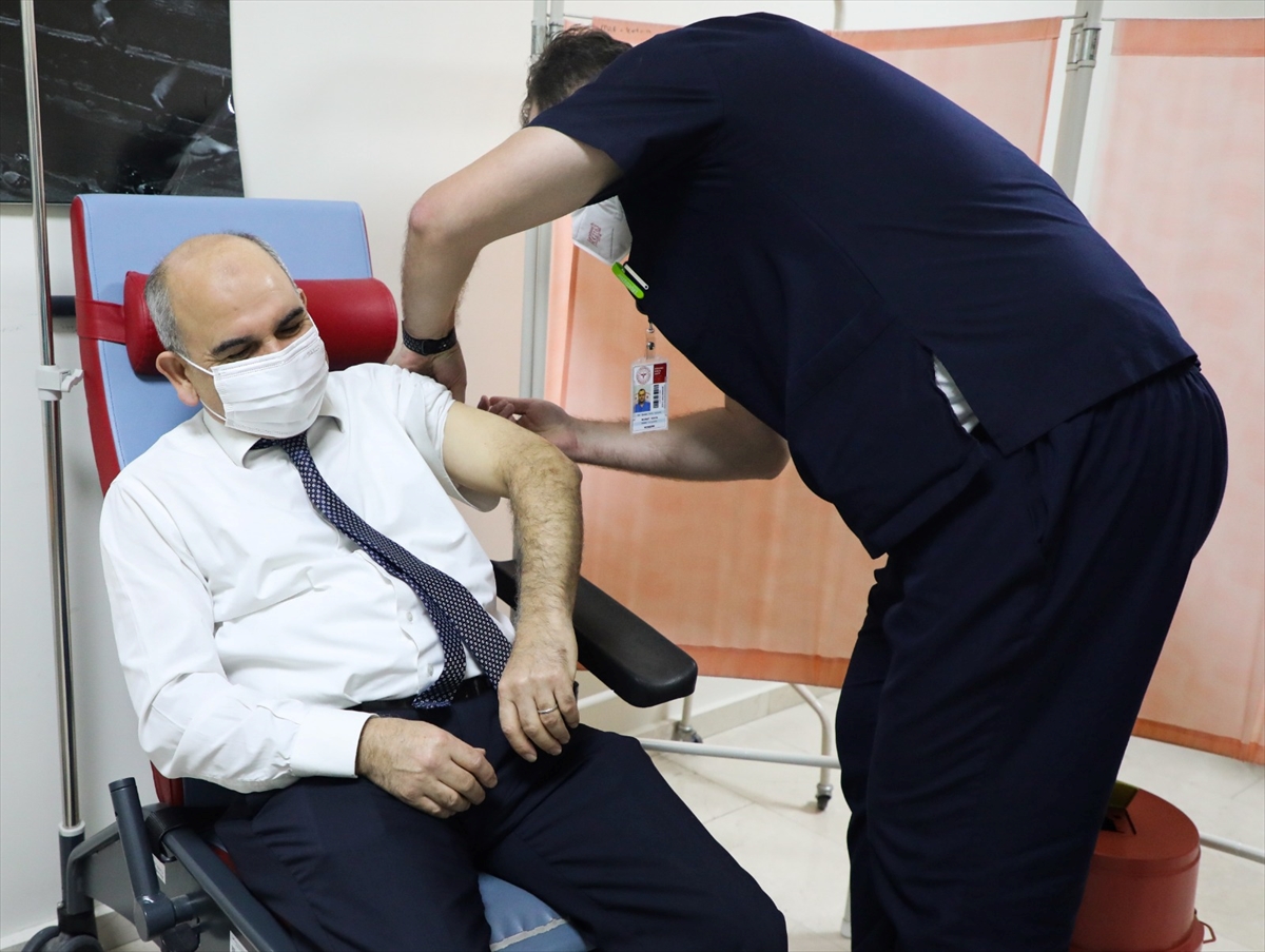 Konya Valisi Özkan Kovid-19 hatırlatma dozu aşısını yaptırdı: