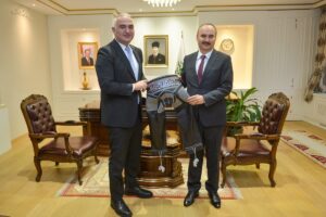 - Ersoy'a pehlivan giysisi kispet armağan edildi