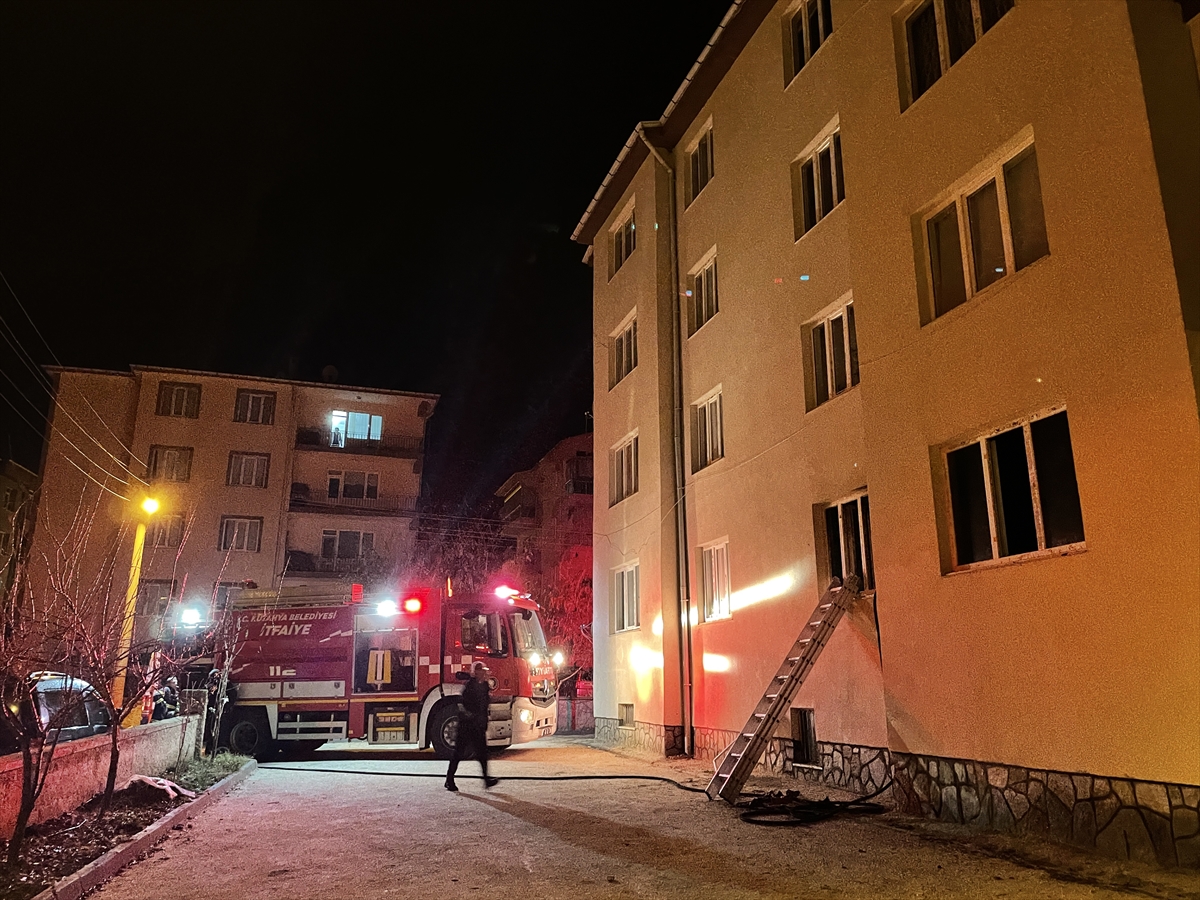 Kütahya'da apartman dairesinde çıkan yangın itfaiye ekiplerince söndürüldü