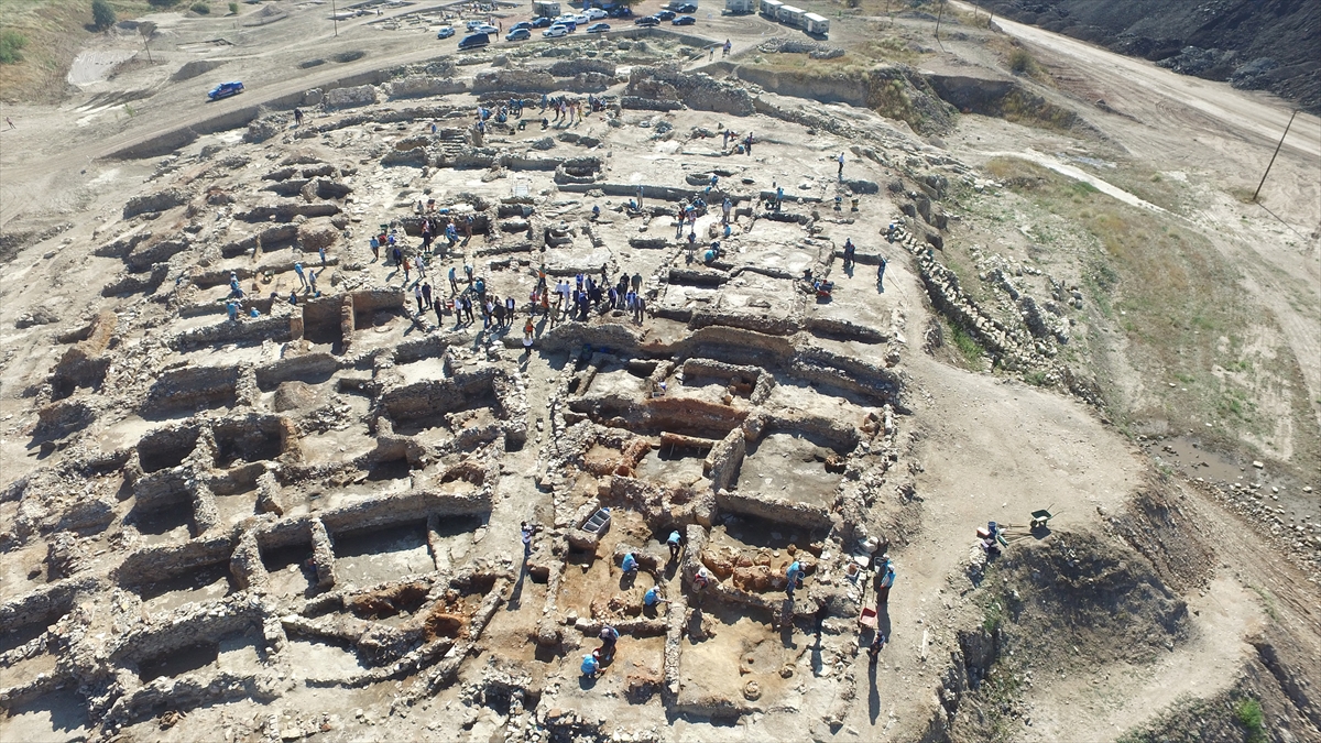 Kütahya'da höyük kazısında 4 bin 500 yıllık urgan parçalarına rastlandı