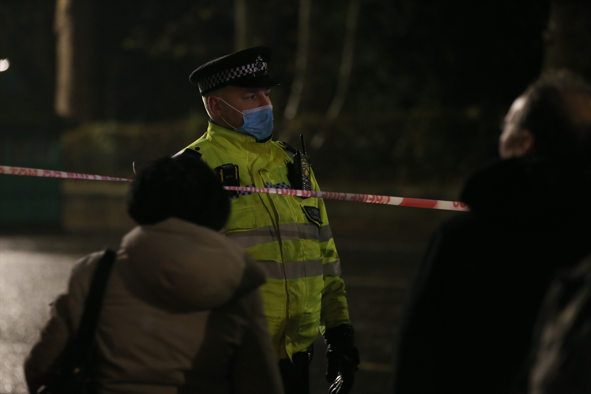 Londra’da bankaya silahla giren bir kişi vurularak öldürüldü
