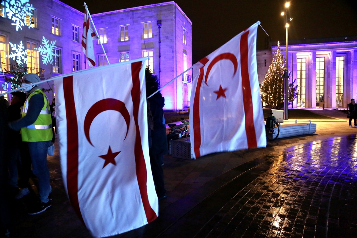 Londra'da Kıbrıs Türkleri, belediye önüne asılan KKTC bayrağının indirilmesini protesto etti