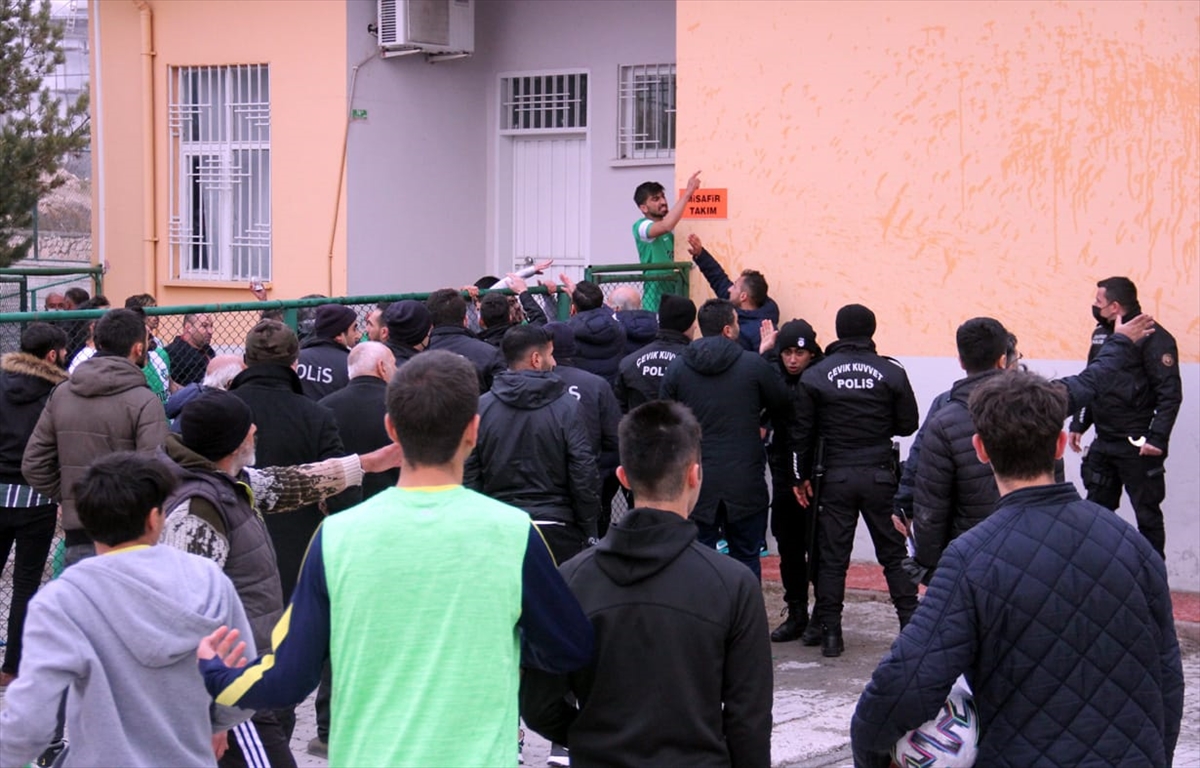 Malatya'da amatör maçta futbolcular arasında kavga