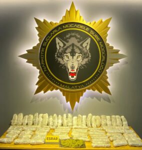 MALATYA (AA) – Malatya'da bir kamyonda PVC pencerelerin içerisine gizlenmiş