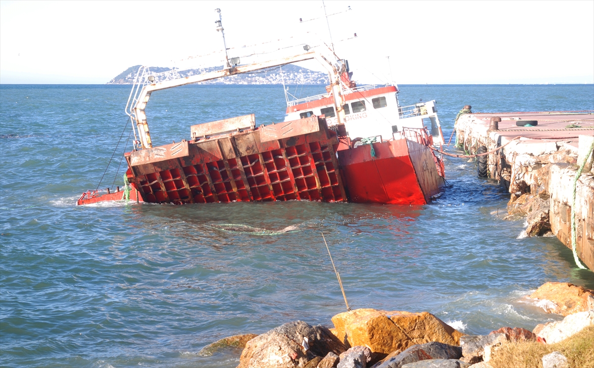 Maltepe'de, fırtına nedeniyle su almaya başlayan Ro-Ro gemisi battı