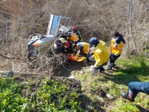 MANİSA (AA) – Manisa'nın Şehzadeler ilçesinde otomobilin dere yatağına devrilmesi