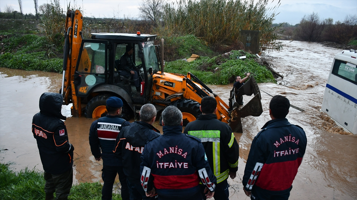 Manisa'da derede mahsur kalan midibüsteki 18 kişi kurtarıldı