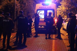 MANİSA (AA) – Manisa'nın Şehzadeler ilçesinde evinin önünde silahlı saldırıya