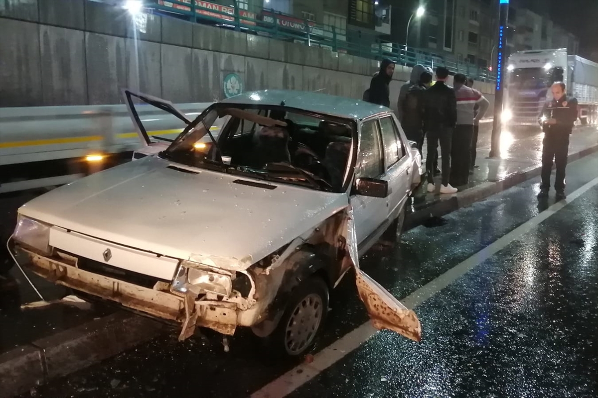 Manisa'da iki otomobilin çarpışması sonucu 3 kişi yaralandı