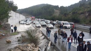 - Manisa-İzmir kara yolunda aksayan ulaşım, yaklaşık 300 metre arayla