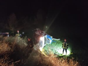 MANİSA (AA) – Manisa'nın Demirci ilçesinde, kamyonetin şarampole devrilmesi sonucu,