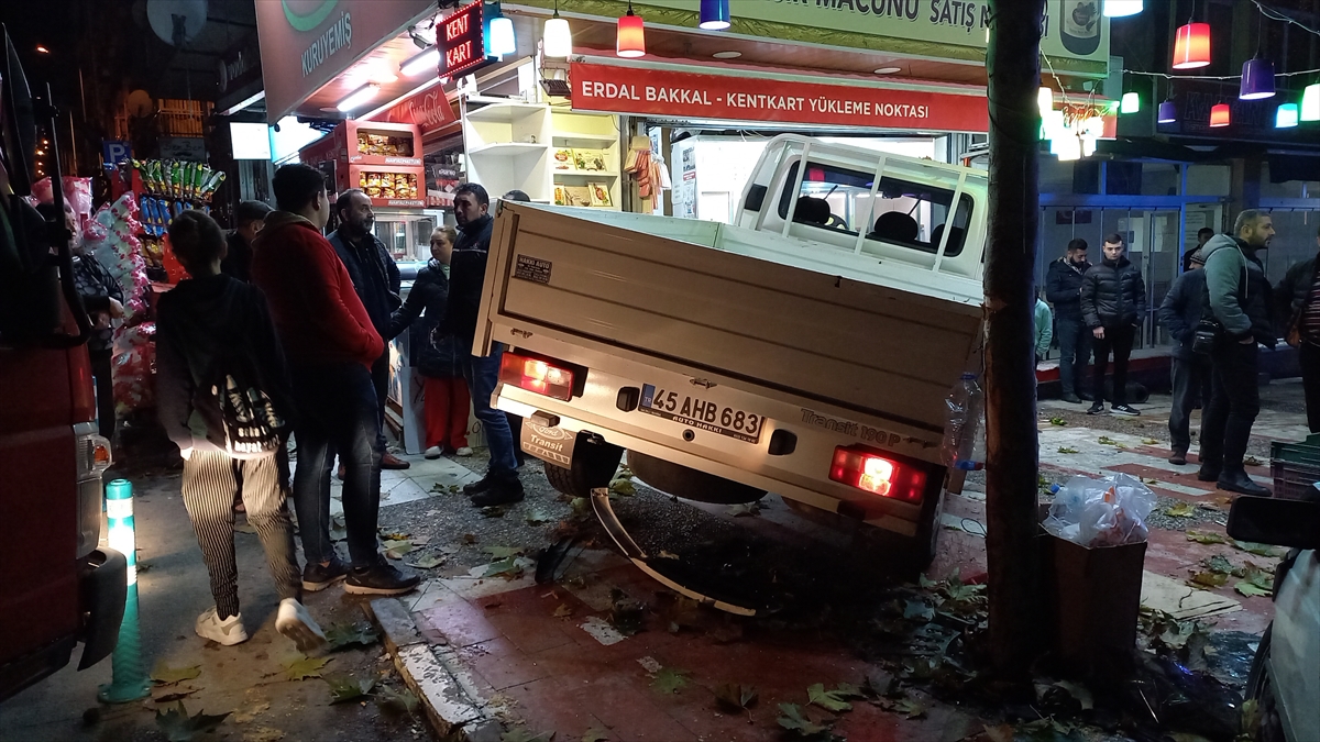 Manisa'da kamyonetle otomobilin çarpıştığı kazada biri çocuk 3 kişi yaralandı