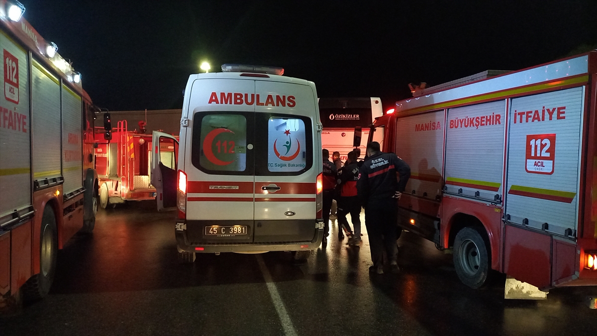 Manisa'da otobüsle çarpışan tırın şoförü sıkıştığı yerden yaralı kurtarıldı