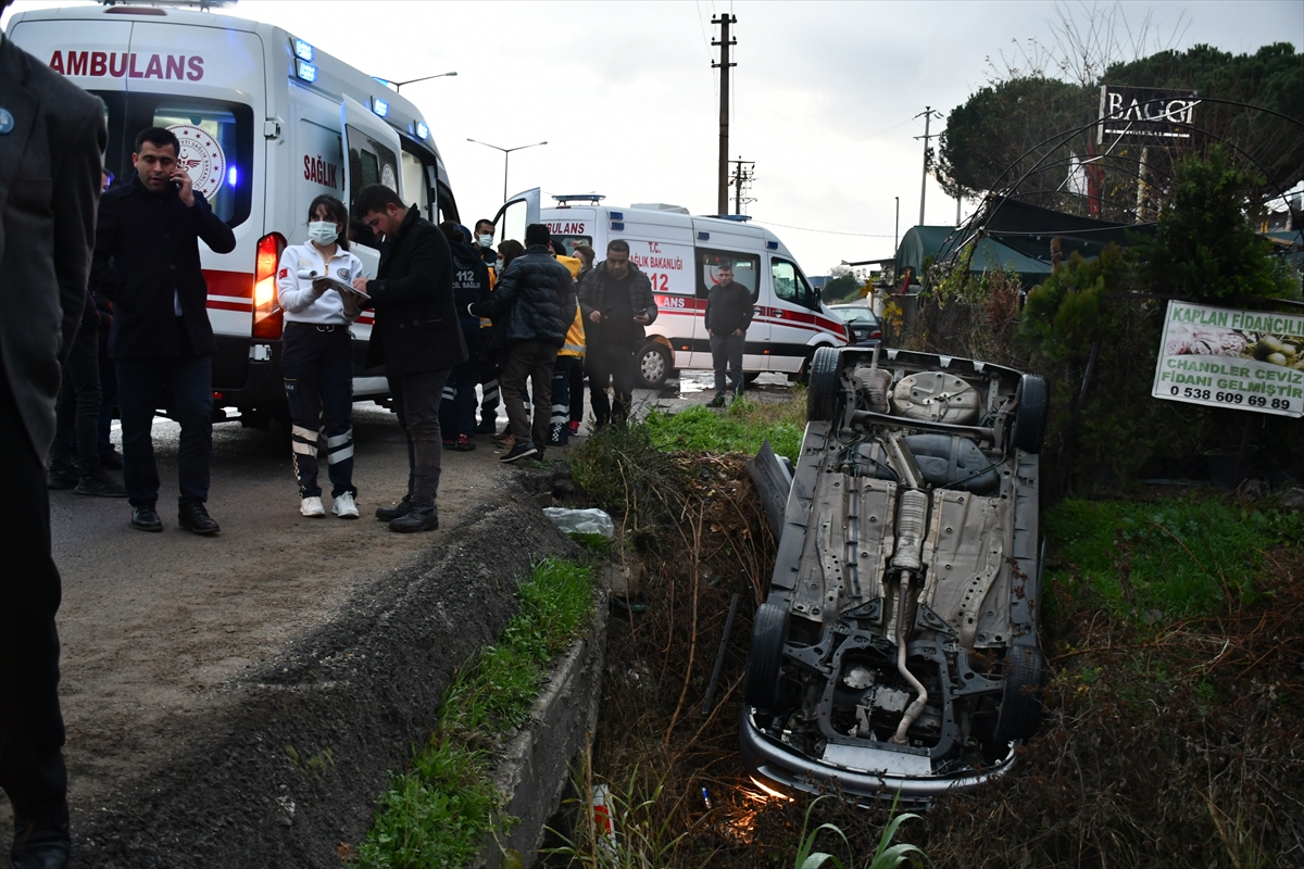 Manisa'da otomobil devrildi, 3 kişi yaralandı