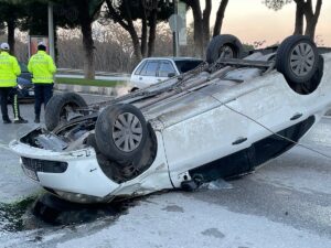 MANİSA (AA) – Manisa'nın Yunusemre ilçesinde refüje çarpan otomobilin devrilmesi