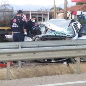 MANİSA (AA) – Manisa'nın Salihli ilçesinde tır ve refüje çarpan