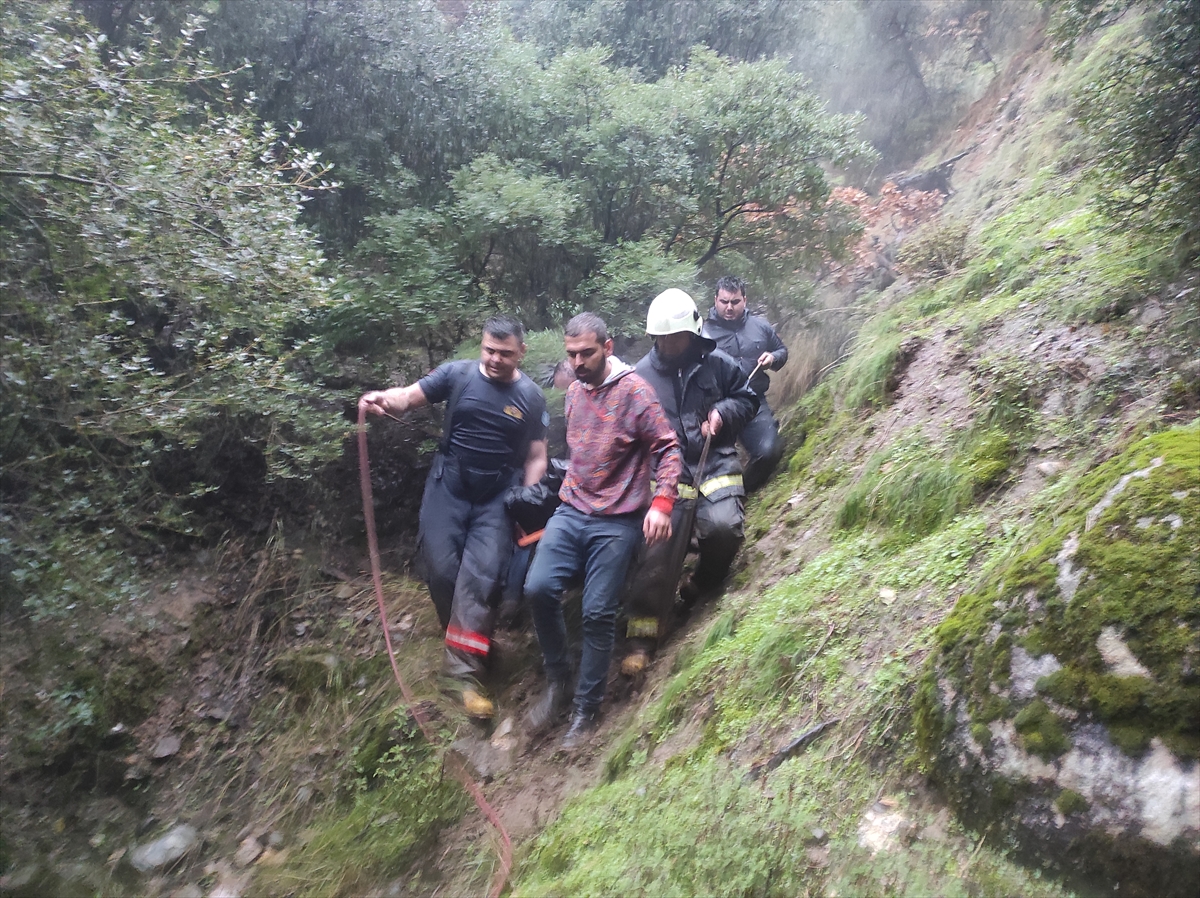 Manisa'da uçuruma yuvarlanan çobanı itfaiye ekipleri kurtardı