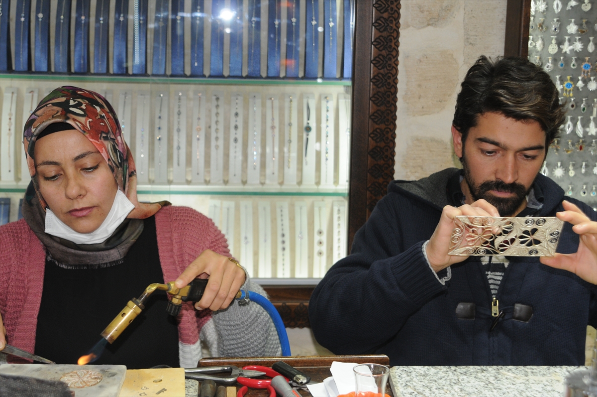 Mardinli çift, devlet desteğiyle açtıkları atölyede telkari sanatını yaşatıyor