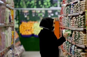 - Vatandaşlar kurdaki düşüşün raf fiyatlarına hızlı yansıtılması gerektiğini belirtirken,