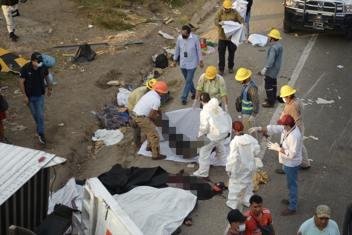 GÜNCELLEME – Meksika'da düzensiz göçmenleri taşıyan tırın devrilmesi sonucu 54 kişi öldü