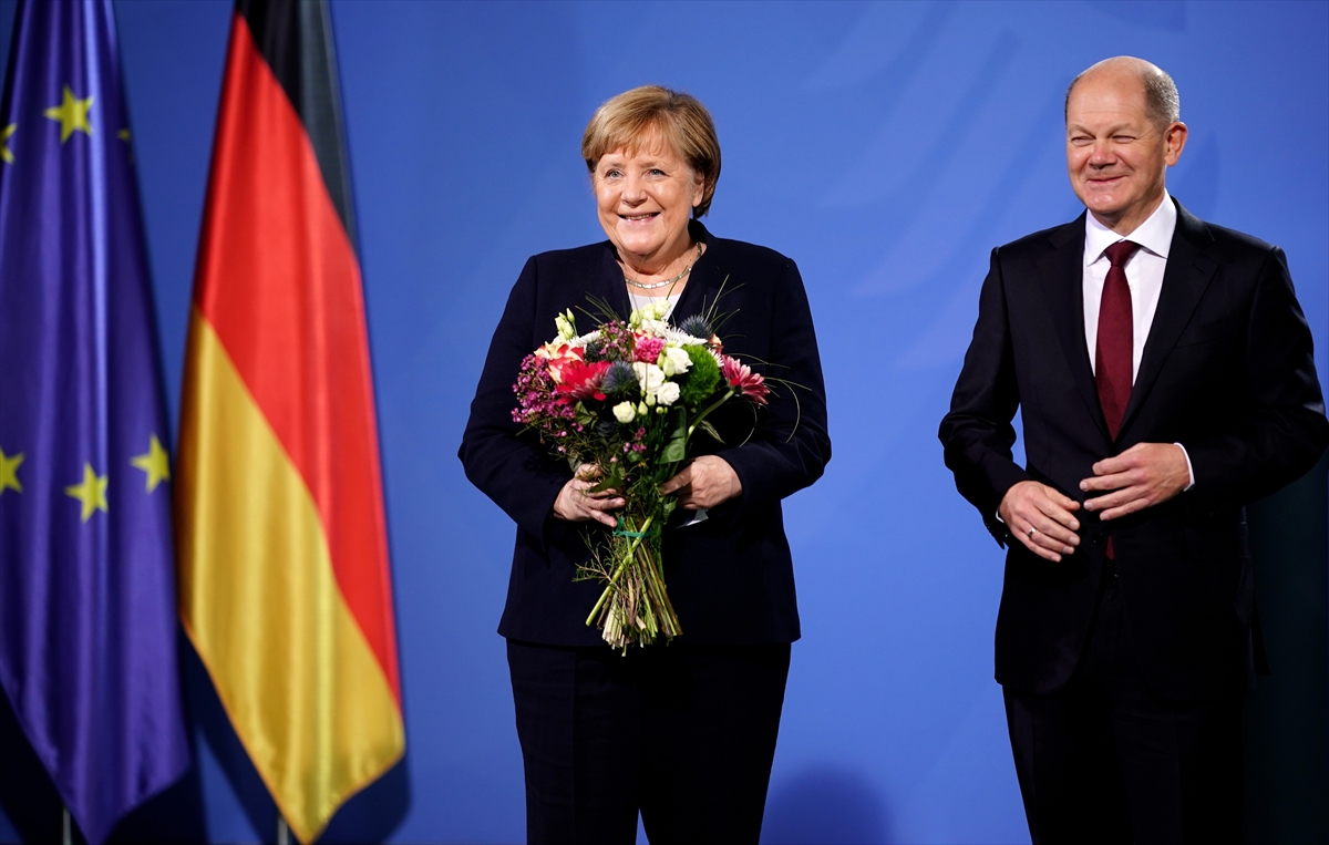 Merkel görevini Başbakan Scholz'a devretti