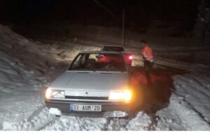 MERSİN (AA) – Mersin’in Erdemli ilçesinde araçları kara saplanınca yolda