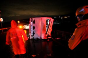 MERSİN (AA) – Mersin'in Toroslar ilçesinde, midibüsün devrilmesi sonucu yaralanan,