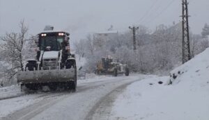 MERSİN (AA) – Mersin'de, kar yağışının etkili olduğu yaylaların yollarında