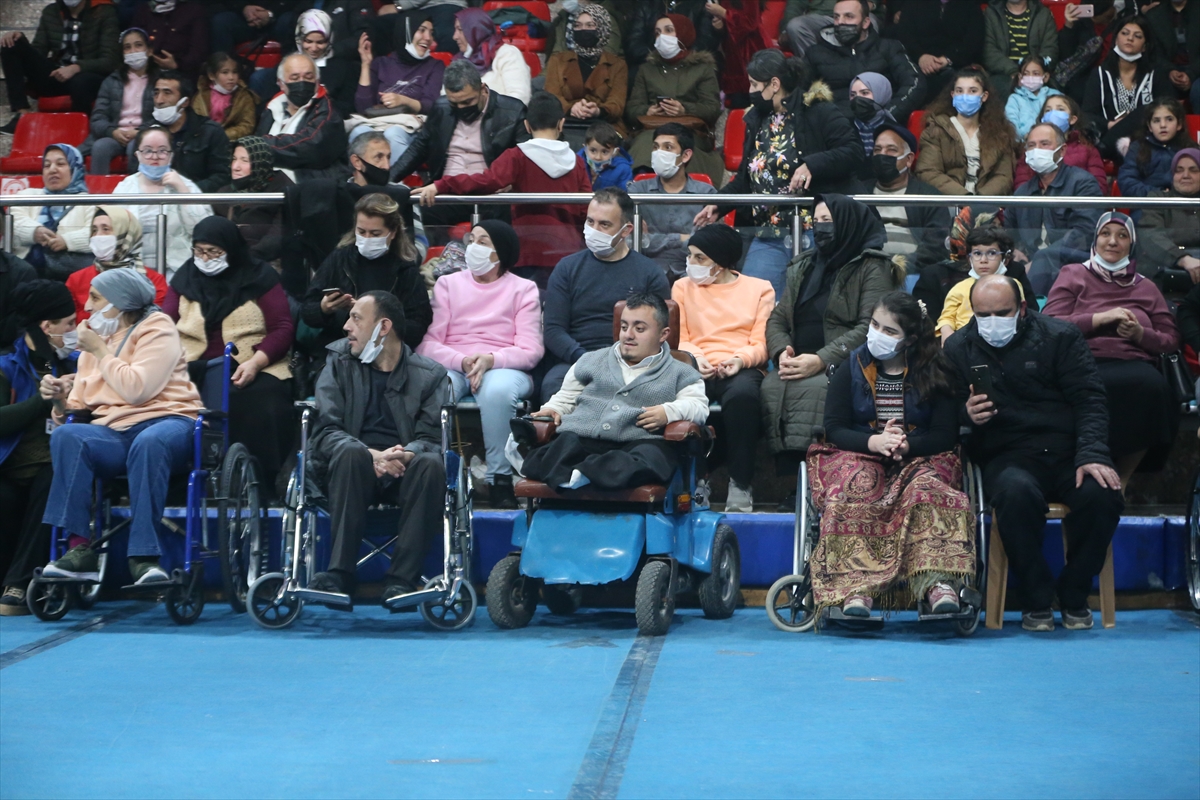 Metin Şentürk Düzce'de engelli bireyler için konser verdi