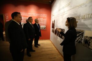 - "Atatürk'e aykırı ne kadar tutum ve davranış varsa sergileyen,