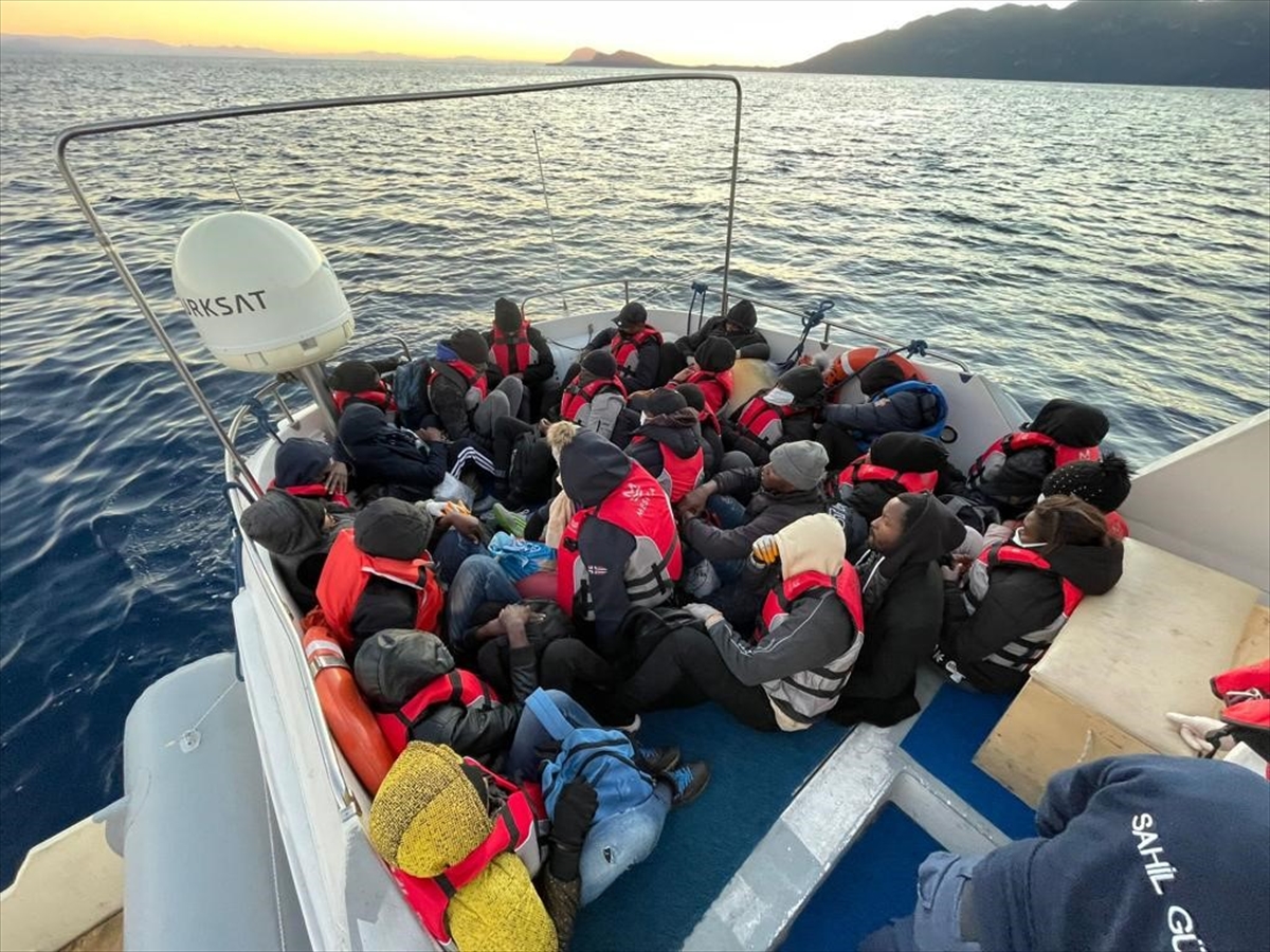 Muğla açıklarında 25 düzensiz göçmen kurtarıldı
