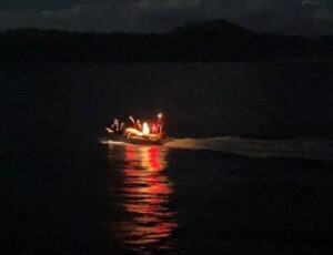 MUĞLA (AA) – Muğla'nın Marmaris ilçesinde denizde sürüklenen lastik bottaki