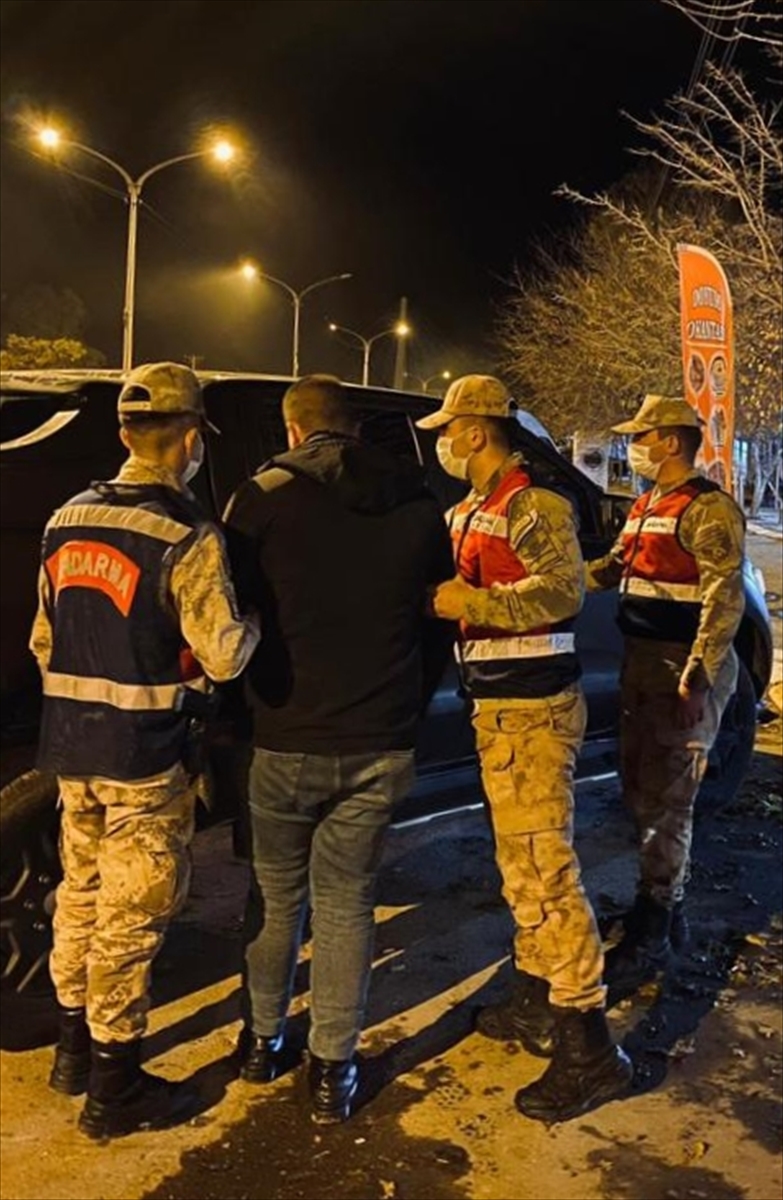 Muş'ta kendisini yüzbaşı olarak tanıtarak esnafı dolandıran kişi yakalandı