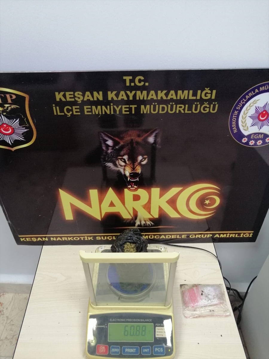 Narkotik köpeği “Karlos” uyuşturucuyu toprağı kazarak çıkardı