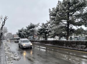 NİĞDE (AA) – Niğde'de gece etkili olan kar yağışıyla kent