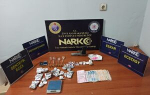 ORDU (AA) – Ordu'nun Ünye ilçesinde uyuşturucu ele geçirilen araçtaki