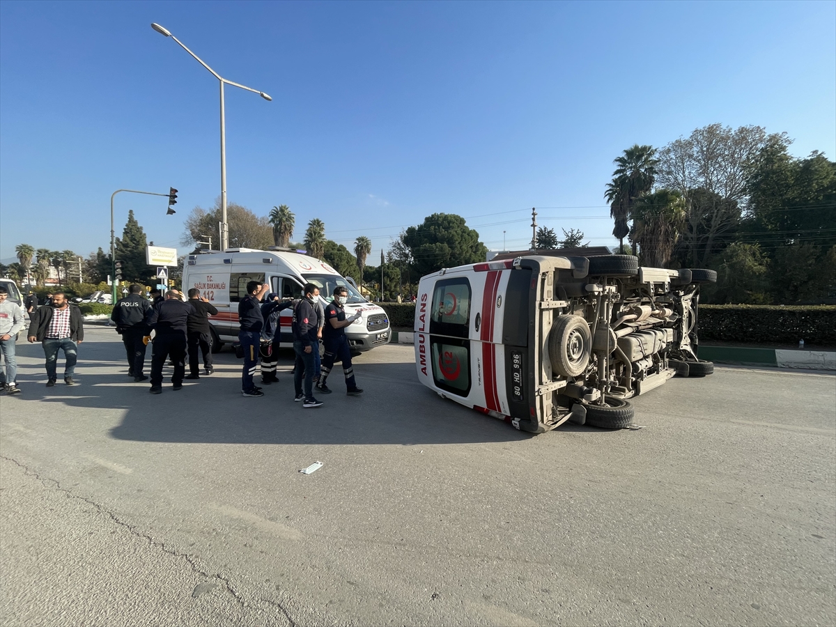 Osmaniye'de devrilen ambulanstaki 4 kişi yaralandı