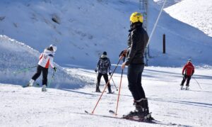 - Hafta sonu tatilinde çocuklarıyla pistleri dolduran kayakseverler, güneşli havada