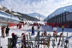 ERZURUM (AA) – Erzurum'daki Palandöken Kayak Merkezi'nde, kayak sezonunun açılmasıyla