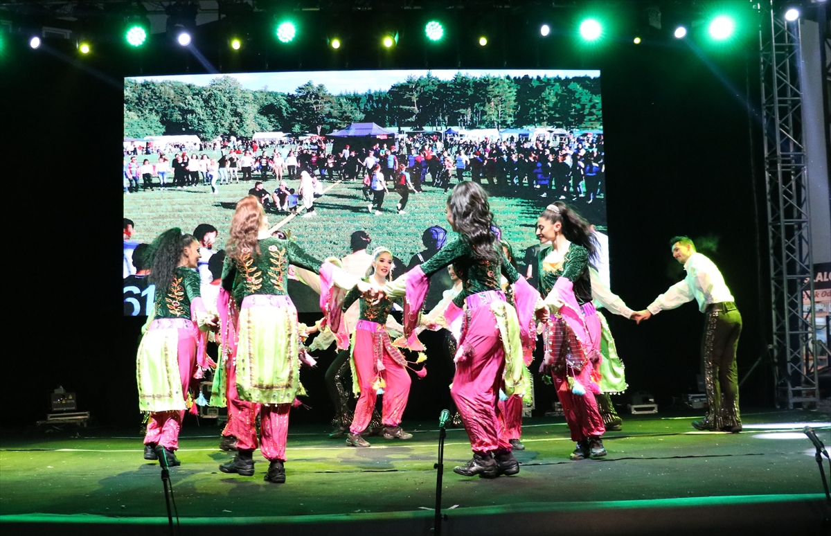 Palandöken'de turizm sezonu kayak ve dans gösterileri ile başladı