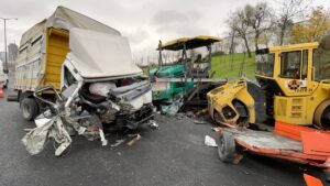 İSTANBUL (AA) – Esenyurt'ta, yol kenarında park halinde bulunan iş