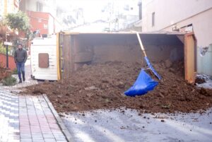 İSTANBUL (AA) – Pendik'te rampayı çıkarken frenleri boşalan hafriyat kamyonu