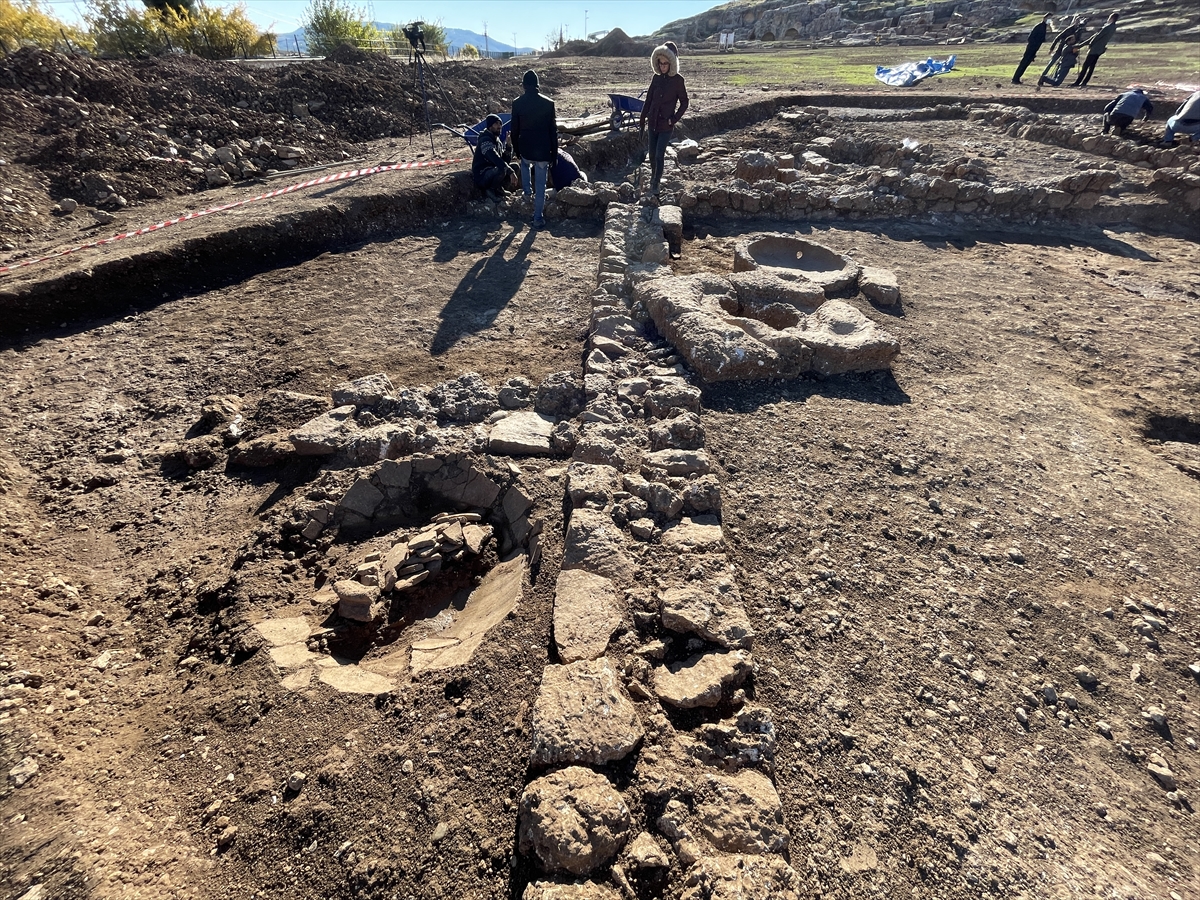 Perre Antik Kenti'ndeki kazılarda 1600 yıllık dokuma atölyesi bulundu