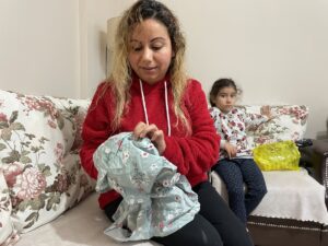 ANTALYA (AA) – GÜLSEM ADAM – Antalya'da annesiyle yolda yürürken