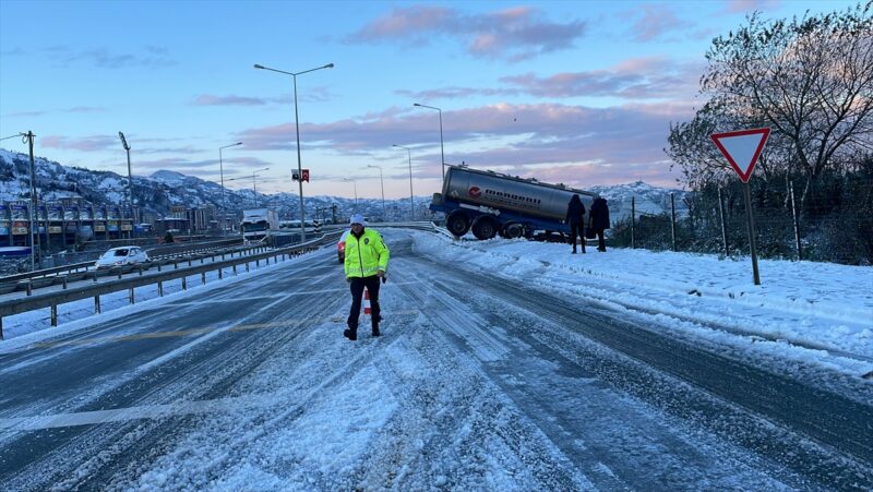 Rize’de buzlanma nedeniyle kayan tır bariyerlere çarparak yoldan çıktı