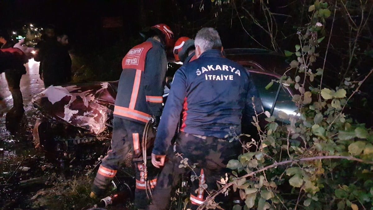 Sakarya'da hafif ticari araç ile otomobilin çarpıştığı kazada 7 kişi yaralandı