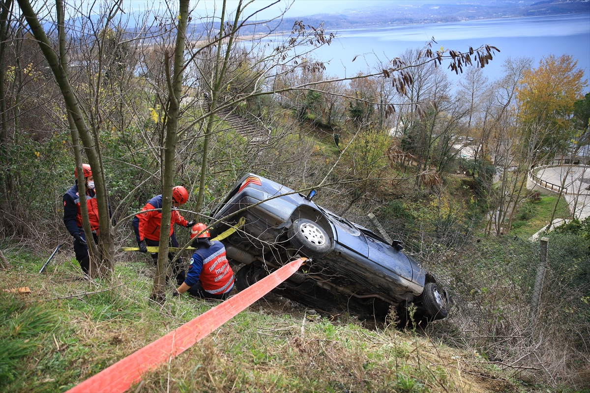 Sakarya'da şarampole devrilen otomobil tel örgü sayesinde tesise düşmekten kurtuldu