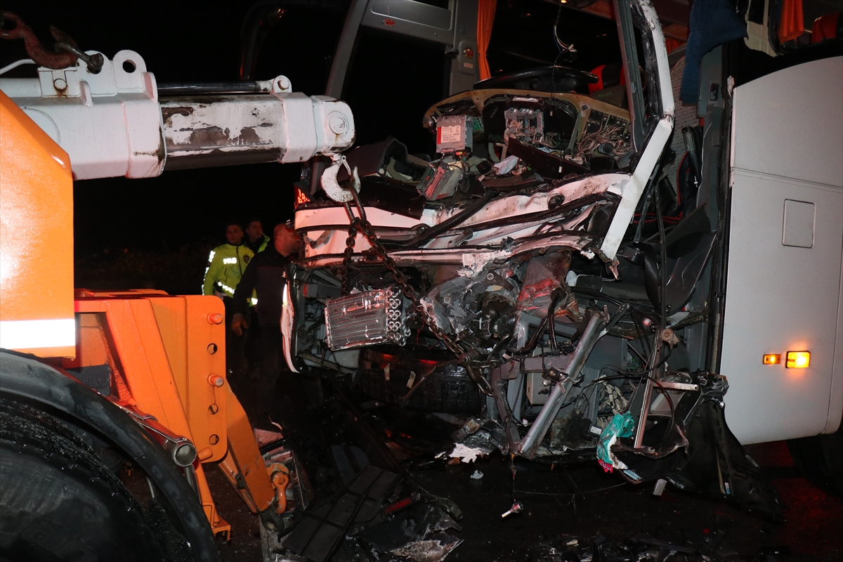 GÜNCELLEME – Sakarya'da yolcu otobüsünün karıştığı zincirleme kazada 20 kişi yaralandı