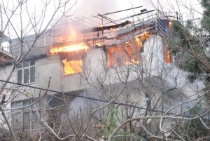 - Yangın itfaiye ekiplerinin müdahalesiyle söndürüldü 